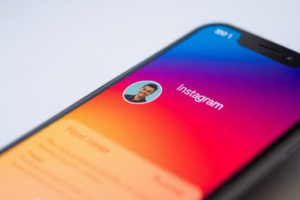 Smartphone mit Instagram-Profilansicht auf dem Bildschirm.