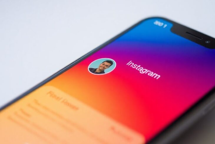 Smartphone mit Instagram-Profilansicht auf dem Bildschirm.