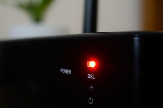 Fritzbox-Router mit blinkenden Power- und DSL-Leuchten.